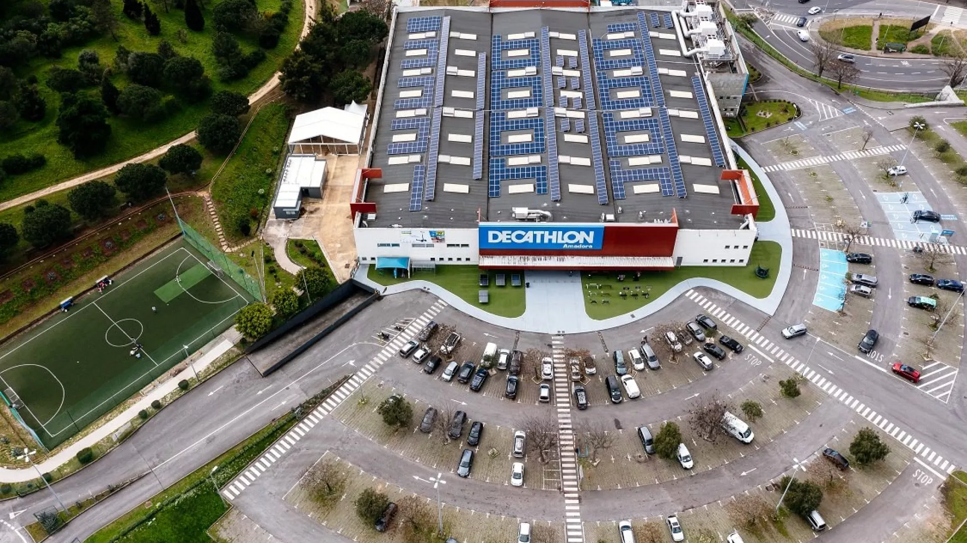 Instalaci%C3%B3n%20fotovoltaica%20en%20Decathlon.jpg